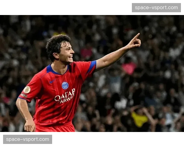 特写：终场哨响，图卢兹主帅为到手一分振臂高呼