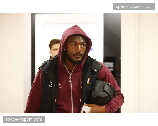 中心球场为已故球星考特举行短暂默哀仪式