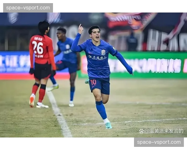 花絮:申花球迷远征军包机赴青岛,机场高歌接机鼓舞球队士气 花絮:申花球迷远征军包机赴青岛,机场高歌接机鼓舞球队士气