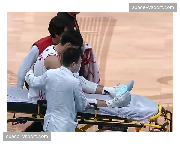 伤病突发！格鲁吉亚名将拉苏在试举后倒地，被担架抬离赛场